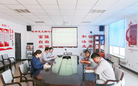 標題：華德牧草公司黨委開(kāi)展黨紀學(xué)習教育專(zhuān)題學(xué)習
瀏覽次數：758
發(fā)表時(shí)間：2024-05-24
